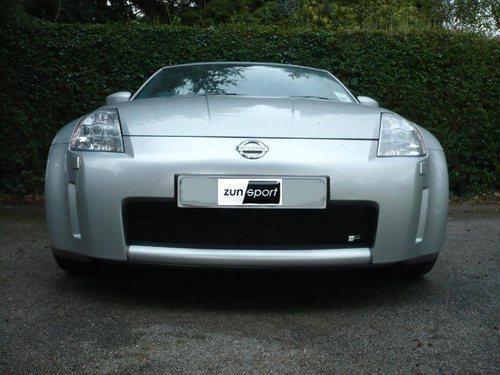 Zunsport fits 350z 2003-2005 Front BLACK Grille with towing eye slot